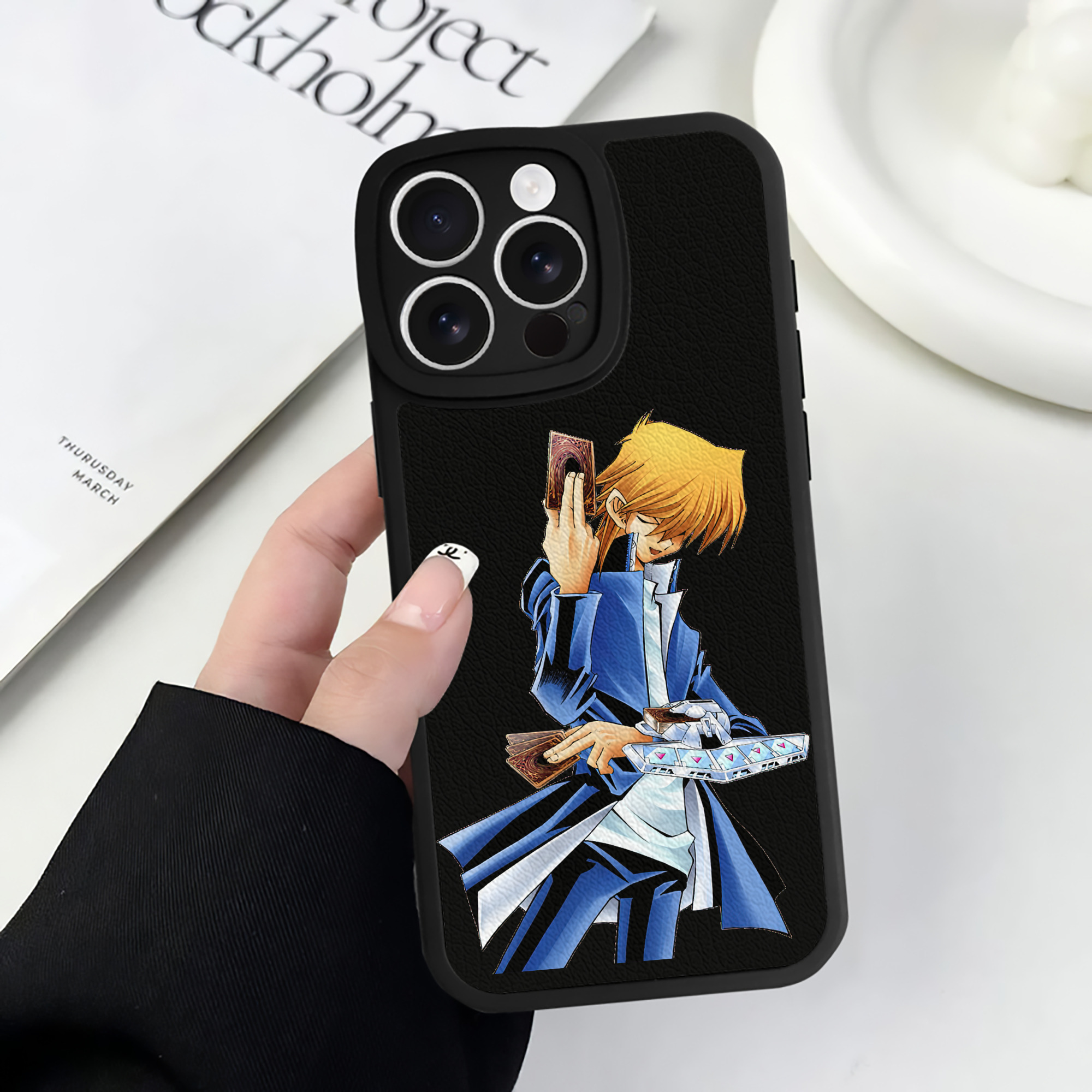 遊☆戯☆王 Yu-Gi-Oh! 【iPhone 16シリーズ対応】シリコンスマホケース（レザー調） 材質：シリコン